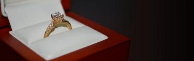 בחירת טבעת אירוסין עם או בלי יהלום